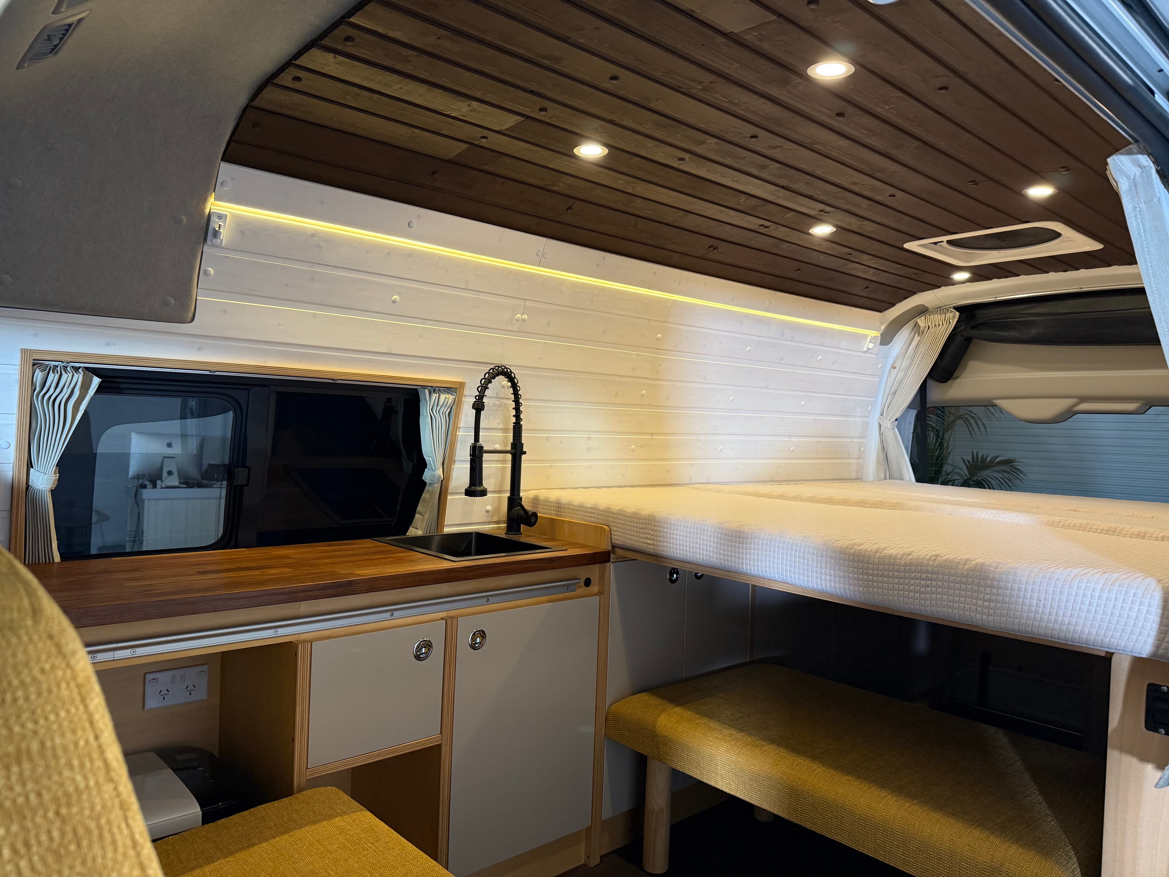 KUMA-Q queen bed layout